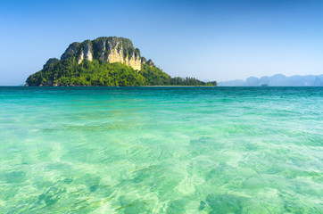 Fototapeta premium Clear water and blue sky