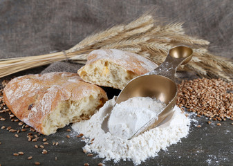 The wholemeal flour in scoop