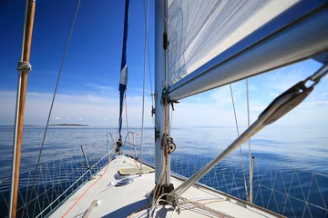 Crédence de cuisine en verre imprimé Naviguer Yacht à voile naviguant dans la mer bleue. Tourisme