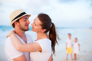 Obraz premium Family on a tropical beach vacation