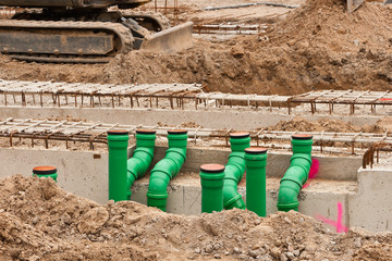 Installation grüner PP-Rohre für Abwasser bei einem Neubau