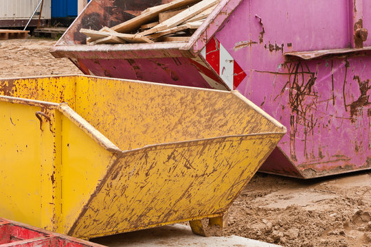 Abfallcontainer auf einer Baustelle