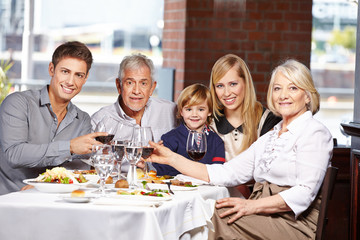 Familie im Restaurant beim Lunch