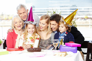 Harmonische Familie feiert Kindergeburtstag