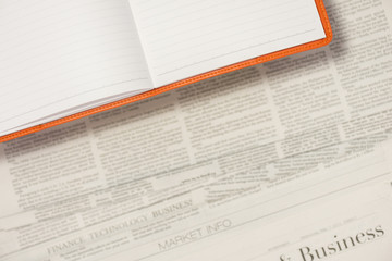 Obraz premium 新聞の背景にノートブック