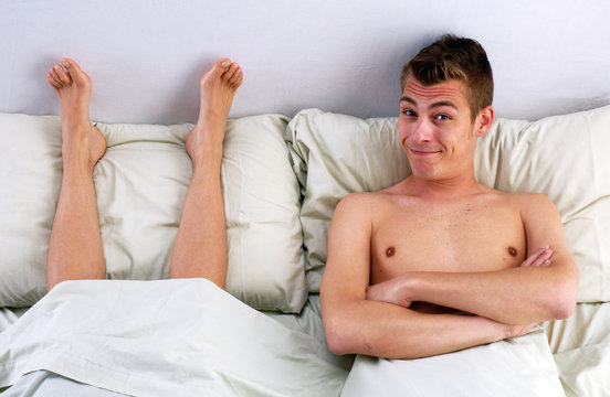 Pies sobre la cama,pareja descansando los pies.