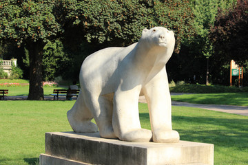 Monument „L’ours blanc“ de Jardin Darcy de Dijon - obrazy, fototapety, plakaty