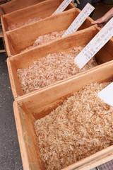 築地市場に並んだ削り節