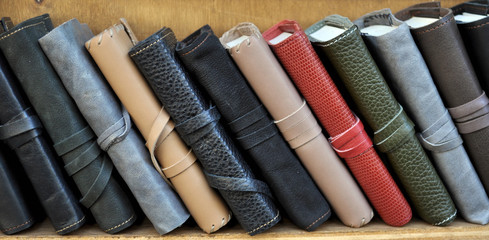 Libri in pelle sulla mensola di una libreria