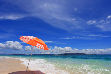 沖縄の美しいビーチとパラソル