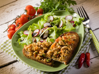 slice bread with chicken and mixed salad