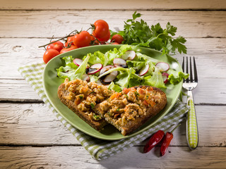 slice bread with chicken and mixed salad