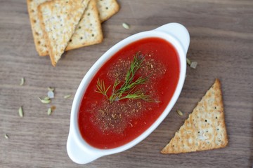 Creamy tomato soup and crackers