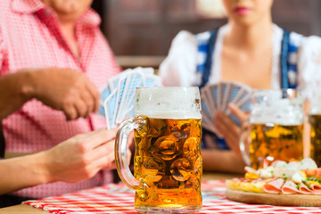 Wirtshaus in Bayern - Freunde bei Skat und Bier