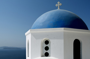 Fototapeta na wymiar Kopuła kościoła w Oia na wyspie Santorini w Grecji.