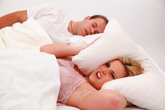 Schnarchen - Paar im Bett