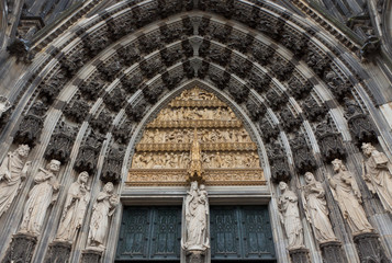 Obraz premium Details of stone figures on the facade of Cologne cathedral