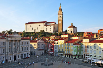 Naklejka na ściany i meble Piran, Piran, Słowenia - Tarini Plac i Kościół Świętego Piotra