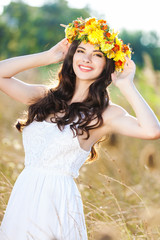 Naklejka premium Closeup portrait of beautiful young woman with flower wreath