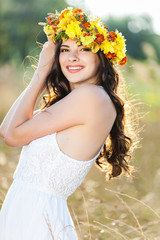 Naklejka premium Closeup portrait of beautiful young woman with flower wreath