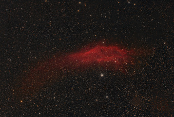 Nebulosa california rossa nel cielo notturno invernale