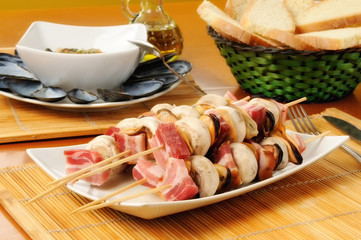 Spiedini di cozze e funghi