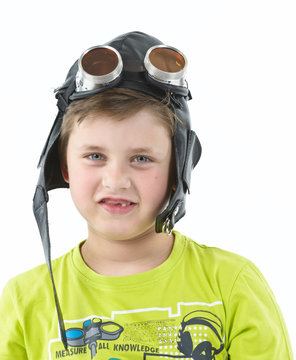 Junge mit Fliegerm&uuml;tze und Brille