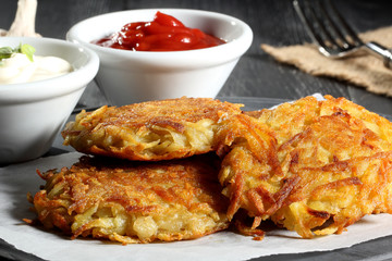 crocchette di patate  sfondo grigio