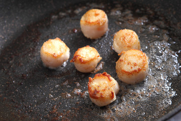 Scallops in pan