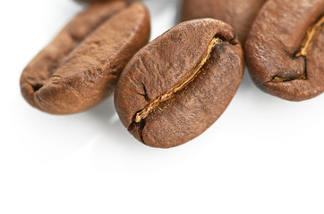 Obraz premium Macro of coffee beans isolated on white background