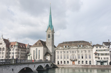 Fototapeta premium Zürich, Altstadt, Münsterbrücke und Fraumünster, Kirche, Schweiz
