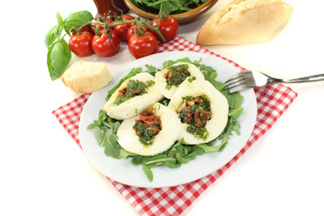 gefüllter Mozzarella mit Basilikum