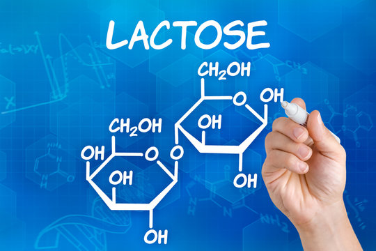 Hand mit Stift zeichnet chemische Strukturformel von Lactose