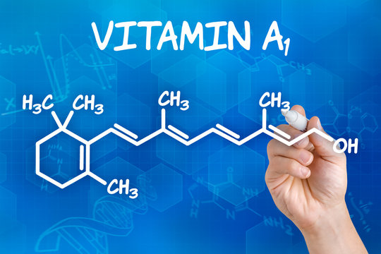 Hand zeichnet chemische Strukturformel von Vitamin A