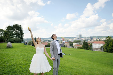 Obraz premium Bride and groom flying a kite on a wedding day