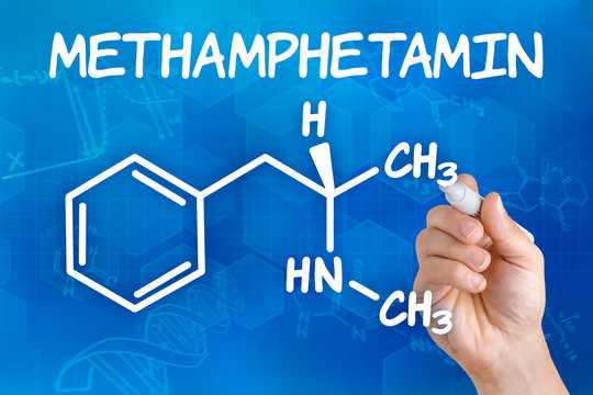 Hand zeichnet chemische Strukturformel von Methamphetamin