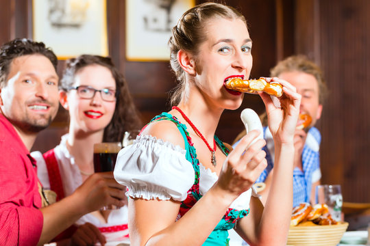 Bayern essen Weisswurst in Restaurant