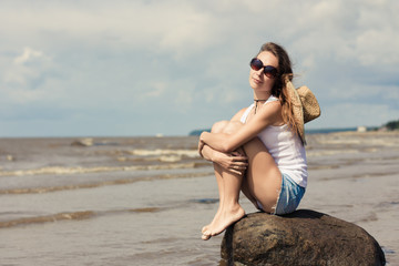 Fototapeta na wymiar Sexy girl in sunglasses on beach.