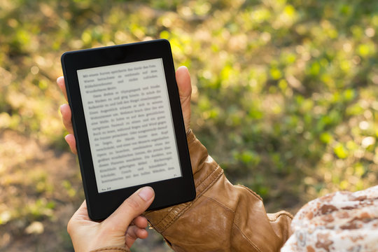 E-Book reader drau&szlig;en im Herbst