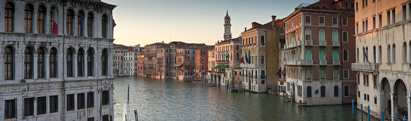 Fototapeta na wymiar Grand Canal, domy i gondole, Wenecja