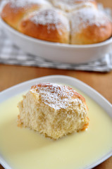 Buchteln mit Vanillesauce