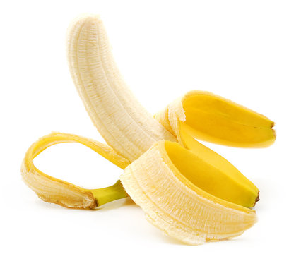 Banana sbucciata su sfondo bianco