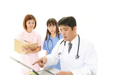 Fototapeta premium 笑顔の医師と看護師