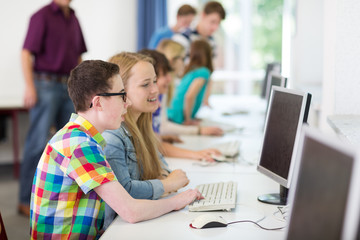 Teenager arbeiet in der Schule am Computer