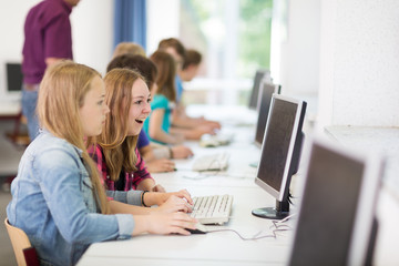 Teenager arbeiet in der Schule am Computer