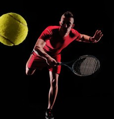 Fototapety  Tenisista trzyma rakietę tenisową.