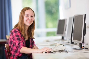 Teenager arbeiet in der Schule am Computer