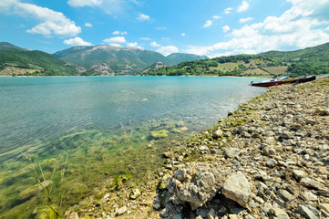 Fototapeta na wymiar La spiaggia rocciosa del Lago del Turano