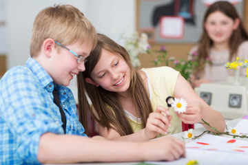 Schüler untersuchen Pflanze im Bio-Unterricht