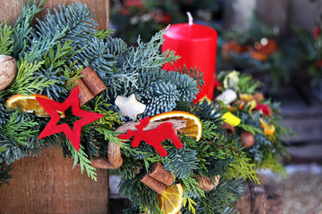 weihnachtlicher dekokranz mit sternen und rentier